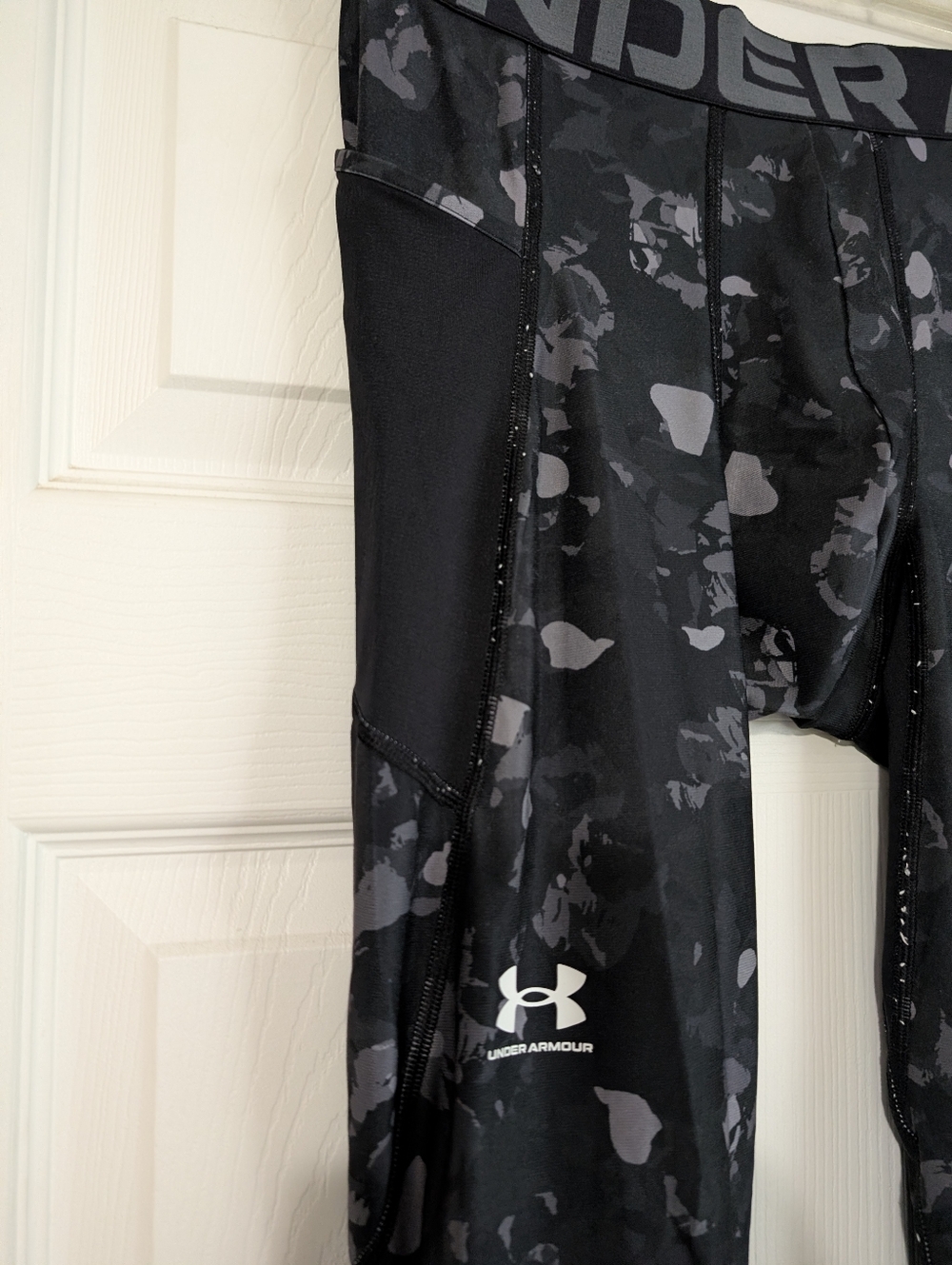 Under Armour Men's Black Camo Compression Leggings - Picture 2 of 7
